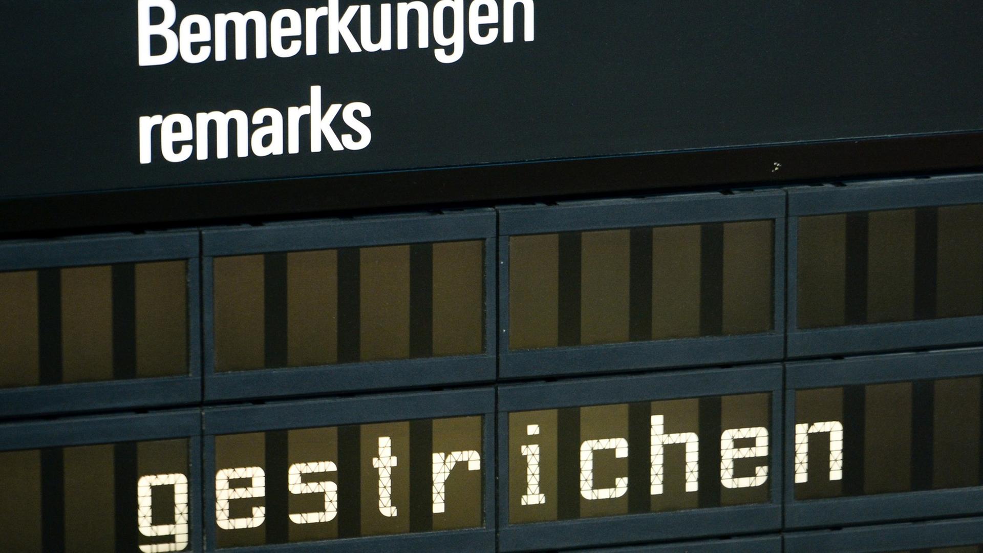 Ausschnitt einer Anzeigetafel auf dem Flughafen mit den Worten "Bemerkungen/remarks: gestrichen"