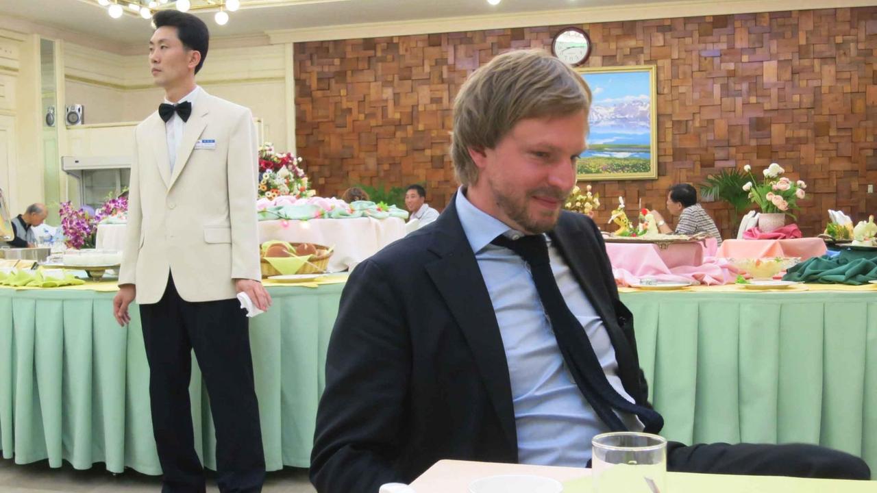 Sven Recker in einem Essenssaal in Nordkorea Sven Recker in einem Essenssaal in Nordkorea