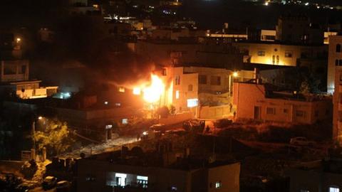 Flammen und Rauch schlagen im Westjordanland aus dem zerstörten Haus eines Palästinensers, der zu den Hauptverdächtigen im Fall der getöteten israelischen Jugendlichen zählt