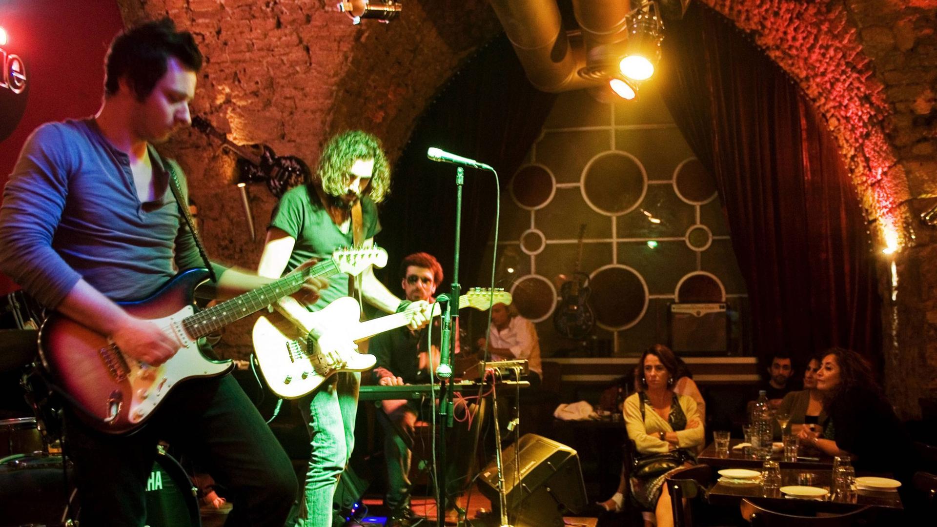 Ein Konzert in einer Bar in der libanesischen Hauptstadt Beirut Ein Konzert in einer Bar in der libanesischen Hauptstadt Beirut