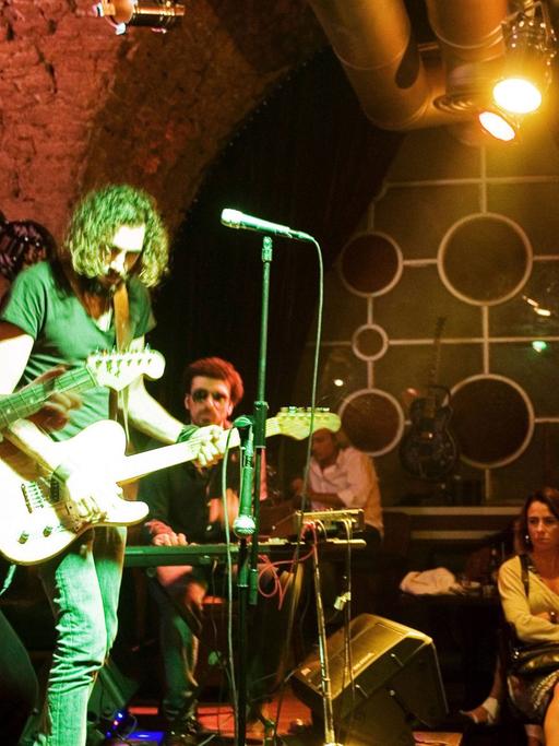 Ein Konzert in einer Bar in der libanesischen Hauptstadt Beirut