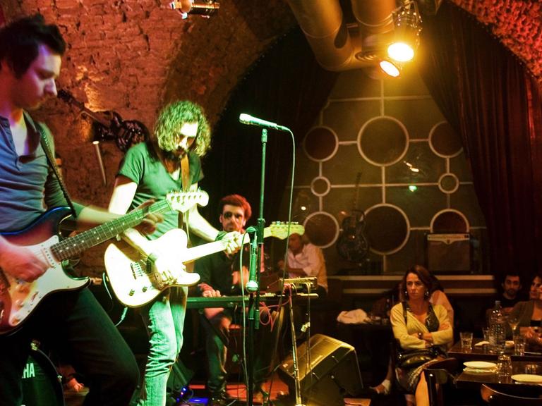 Ein Konzert in einer Bar in der libanesischen Hauptstadt Beirut
