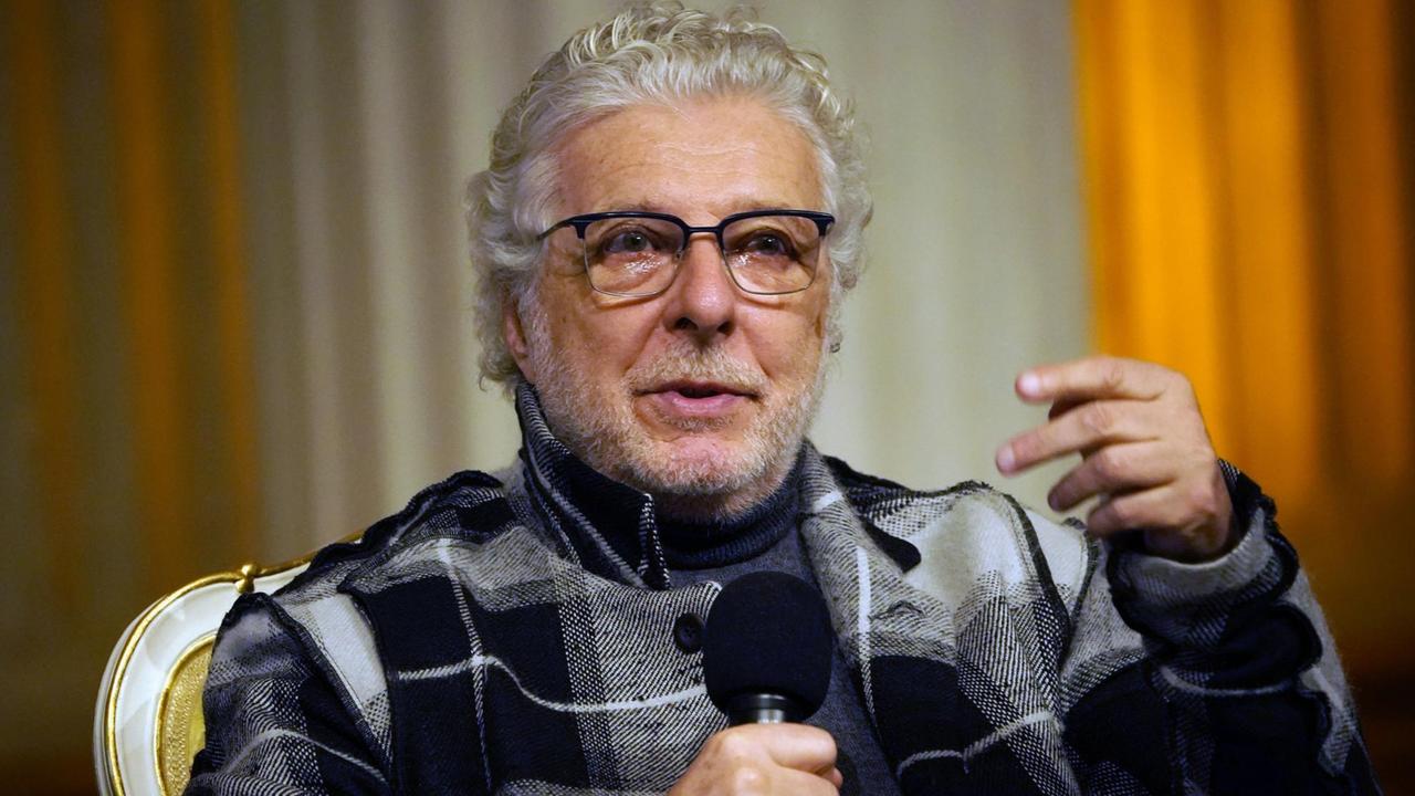 André Heller beim Pressegespräch zur Neuproduktion von 'Der Rosenkavalier' in der Staatsoper Unter den Linden. Berlin am 28.01.2020. Er hält ein Mikrofon in der Hand. André Heller beim Pressegespräch zur Neuproduktion von 'Der Rosenkavalier' in der Staatsoper Unter den Linden. Berlin am 28.01.2020. Er hält ein Mikrofon in der Hand.