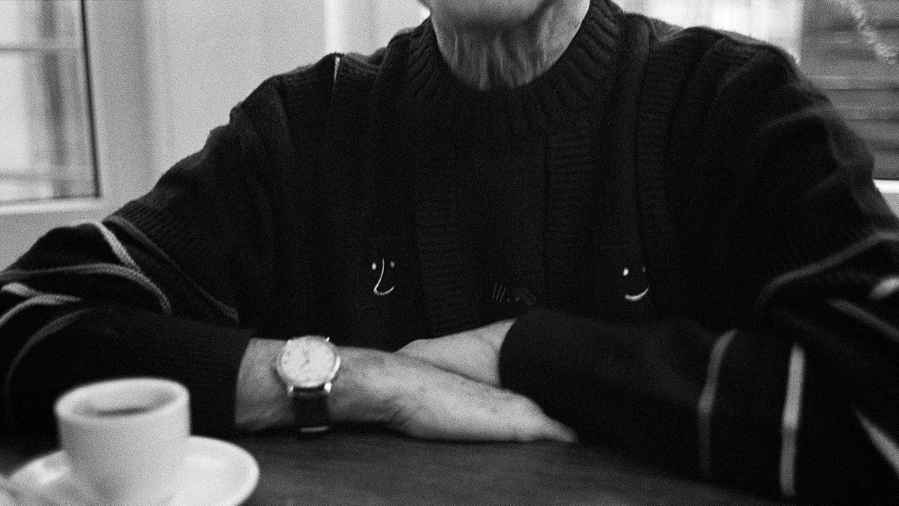 Herr M. sitzt an einem Tisch und trinkt eine Tasse Kaffee. Herr M. sitzt an einem Tisch und trinkt eine Tasse Kaffee.