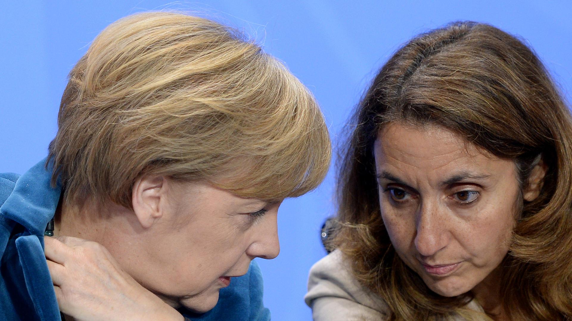 Bundeskanzlerin Angela Merkel (l.) und die Integrationsbeauftragte der Bundesregierung, Aydan Özoguz (SPD) nach dem 7. Integrationsgipfel Bundeskanzlerin Angela Merkel (l.) und die Integrationsbeauftragte der Bundesregierung, Aydan Özoguz (SPD) nach dem 7. Integrationsgipfel