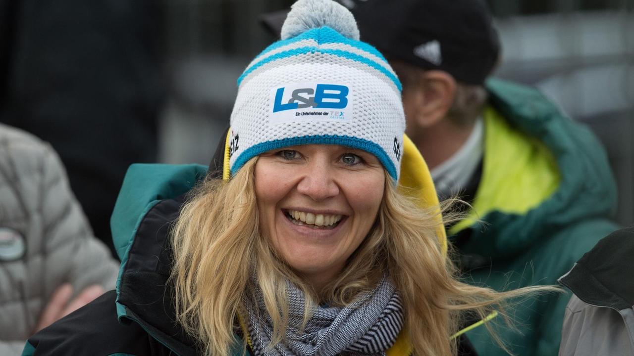 Die Bob-Olympiasiegerin und Trainerin von Bobteam Jamaika, Sandra Kiriasis, steht im Zielbereich. Die Bob-Olympiasiegerin und Trainerin von Bobteam Jamaika, Sandra Kiriasis, steht im Zielbereich.