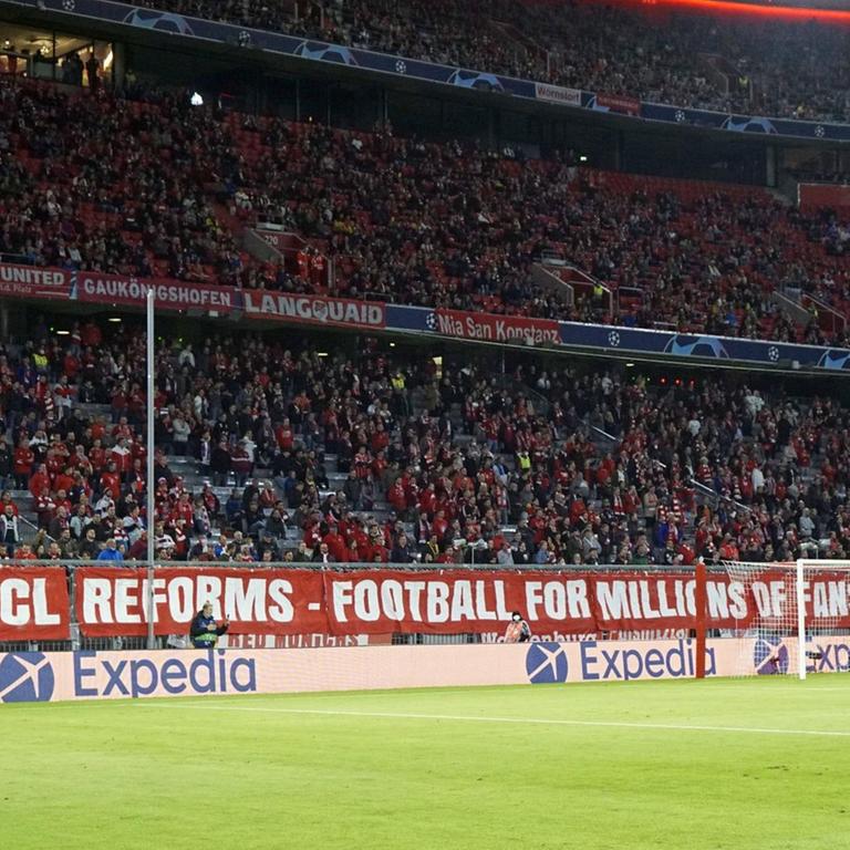 Stop UCL Reforms - Football for Millions of Fans not for Billions of Euro steht auf Transparenten in Dortmund und München.