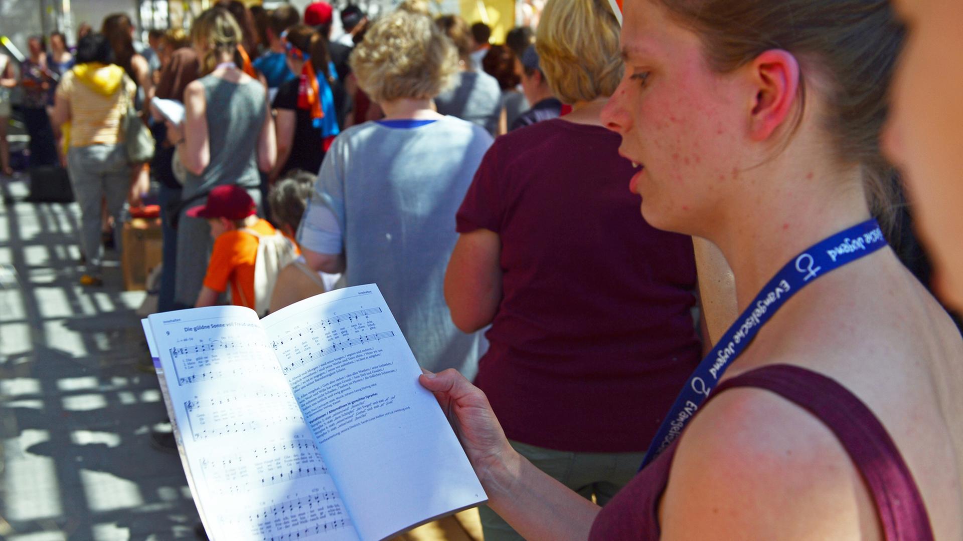Besucher des 36. Evangelischen Kirchentags singen am 27.05.2017 in Berlin in der mobilen Kirche am Anhalter Bahnhof. Besucher des 36. Evangelischen Kirchentags singen am 27.05.2017 in Berlin in der mobilen Kirche am Anhalter Bahnhof.