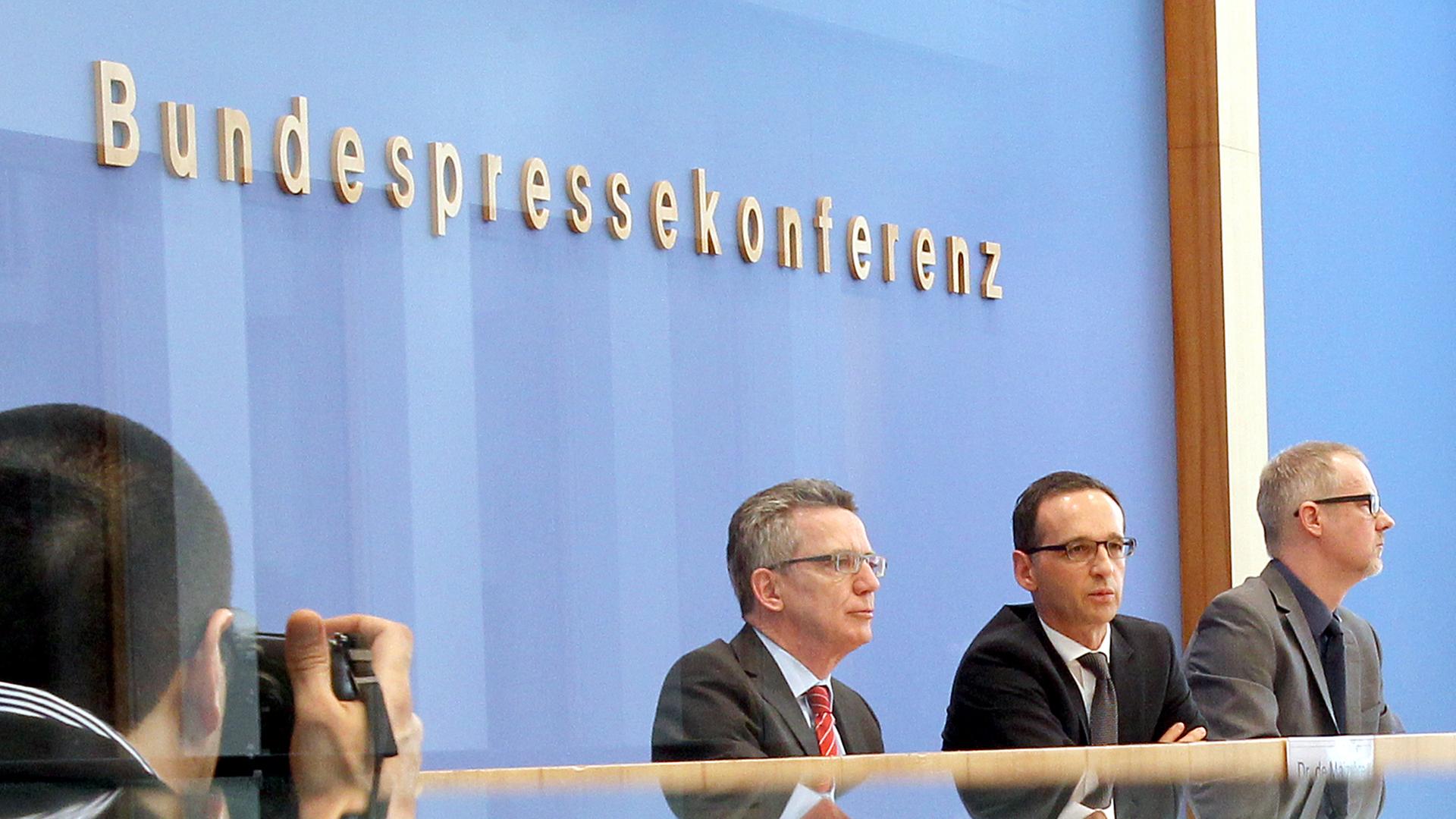 Bundesinnenminister Thomas de Maizière (CDU) und Bundesjustizminister Heiko Maas (SPD) vor der Bundespressekonferenz.