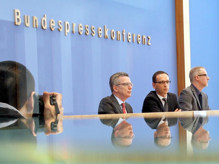 Bundesinnenminister Thomas de Maizière (CDU) und Bundesjustizminister Heiko Maas (SPD) vor der Bundespressekonferenz.