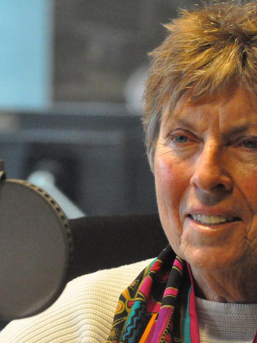 Dagmar Schultz in einem Studio von Deutschlandradio Kultur