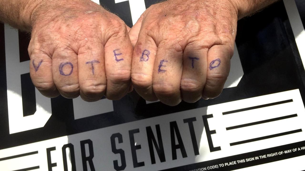 Ein Anhänger von Beto O`Rourke in Texas hat sich dessen Buchstaben auf die Finger geschrieben. Ein Anhänger von Beto O`Rourke in Texas hat sich dessen Buchstaben auf die Finger geschrieben.