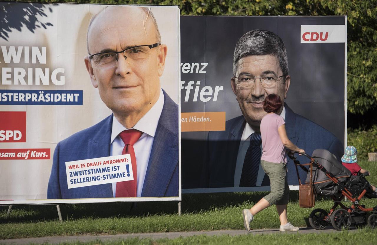 Zwei Grossplakate zur Landtagswahl 2016 in Mecklenburg-Vorpommern mit den Spitzenkandidaten der SPD Erwin Sellering (links) und der CDU Lorenz Caffier stehen an einem Einkaufscenter in Rostock. Die Wahl zum 7. Landtag des Landes Mecklenburg-Vorpommern findet am 4. September 2016 statt. Schwerin