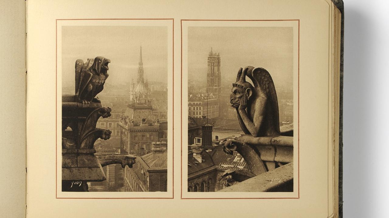 Zwei Postkartenmotive aus Yvons Fotoband Paris ... en flânant: Les Chimères de Notre-Dame, Paris, um 1930 Zwei Postkartenmotive aus Yvons Fotoband Paris ... en flânant: Les Chimères de Notre-Dame, Paris, um 1930