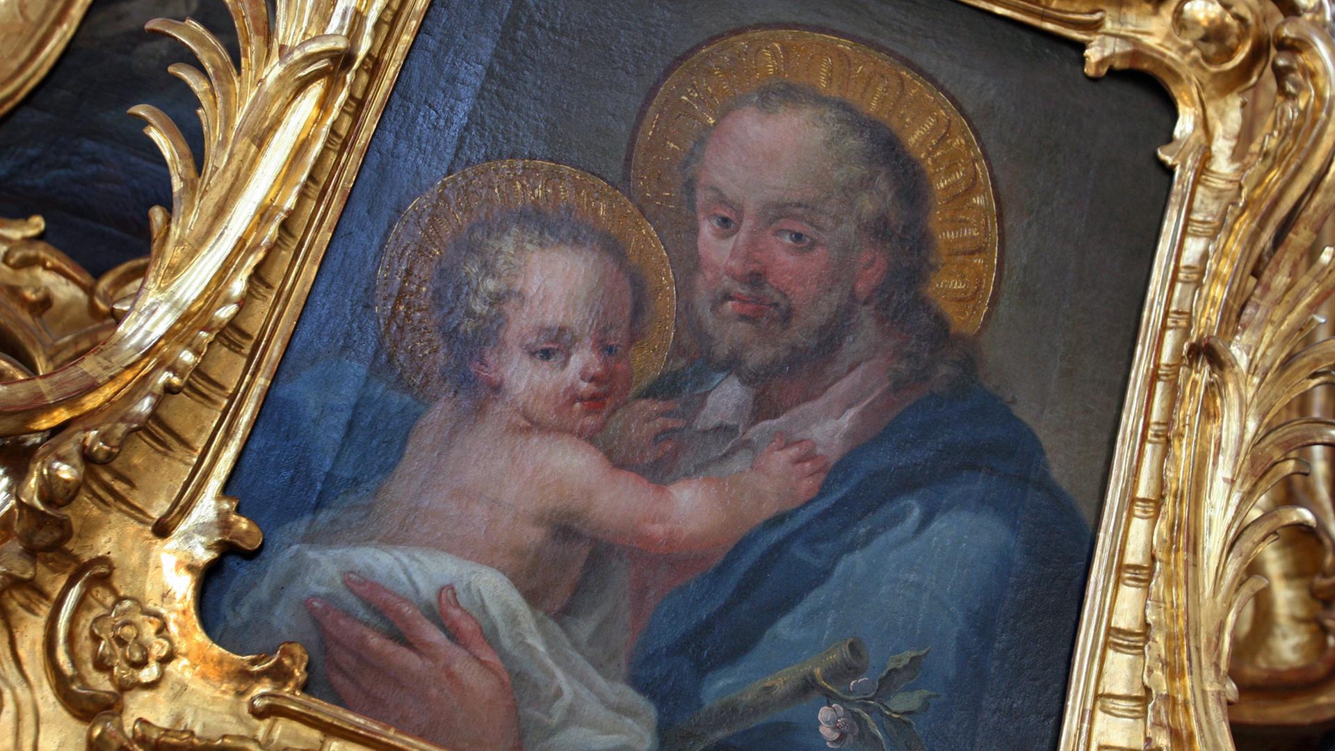 Ein Bild des Heiligen Josef mit dem Jesuskind, aufgenommen in der Pfarrkirche St. Ulrich in Seeg in Schwaben