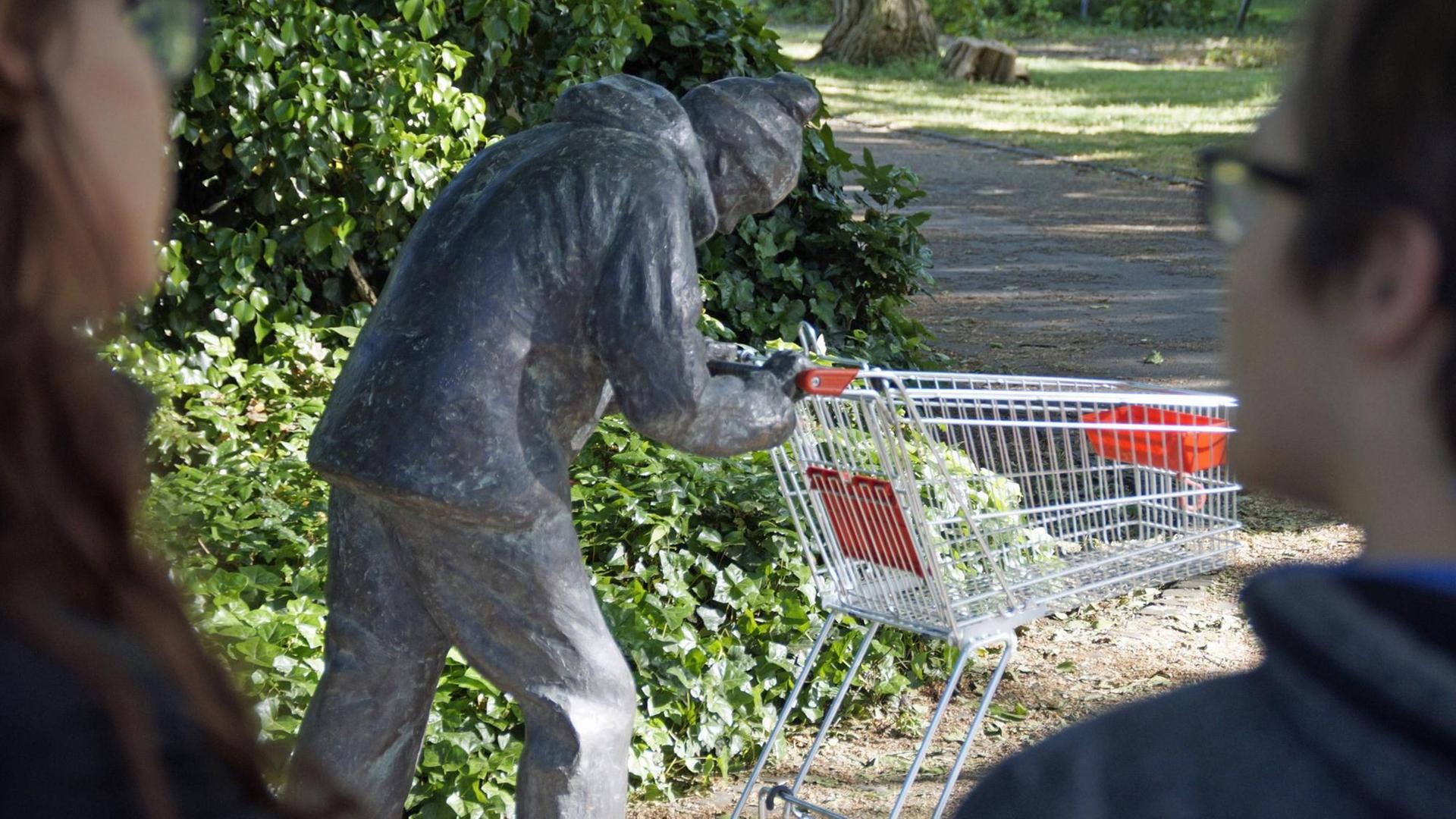 In den Bremer Wallanlagen am Rande der Innenstadt ist über Nacht eine Bronzestatue mit Einkaufswagen aufgetaucht. Wer sie geschaffen hat und was sie bedeuten soll, ist unbekannt. Viele sehen in dem Bronzemann einen Obdachlosen. In den Bremer Wallanlagen am Rande der Innenstadt ist über Nacht eine Bronzestatue mit Einkaufswagen aufgetaucht. Wer sie geschaffen hat und was sie bedeuten soll, ist unbekannt. Viele sehen in dem Bronzemann einen Obdachlosen.
