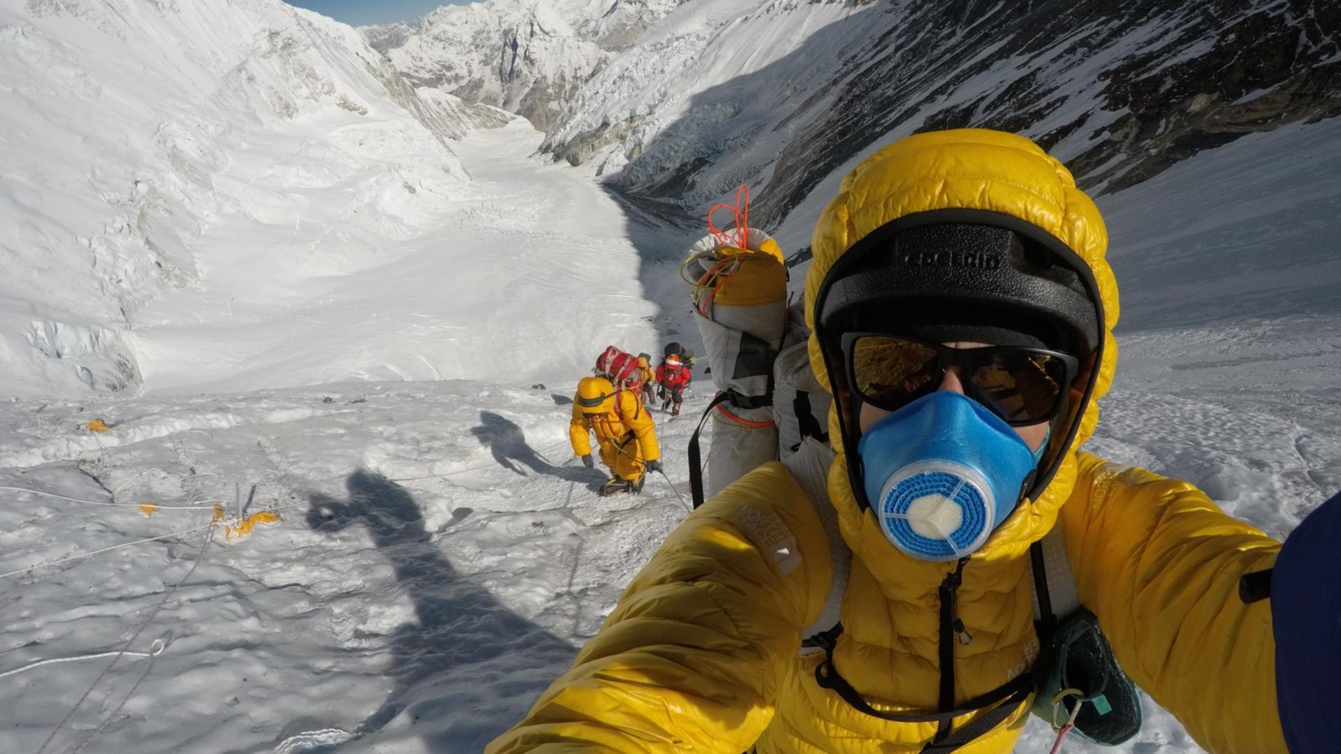 Bergsteiger David Göttler beim Versuch den Mount Everst zu erklimmen.