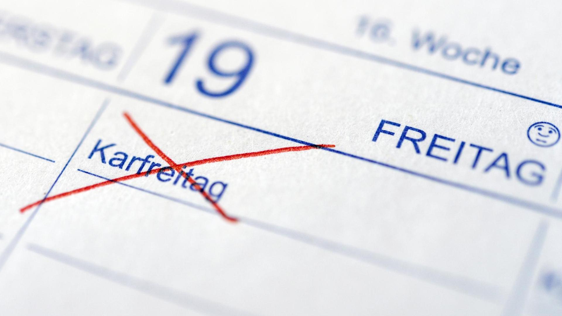 "Karfreitag": Ein durchgestrichener Karfreitag-Eintrag in einem Kalender, aufgenommen am Mittwoch, 27. Februar 2019. Der Nationalrat entfernt den Karfreitag aus dem Feiertagskalender. Wer künftig an diesem Tag frei haben will, muss dafür einen Urlaubstag opfern. "Karfreitag": Ein durchgestrichener Karfreitag-Eintrag in einem Kalender, aufgenommen am Mittwoch, 27. Februar 2019. Der Nationalrat entfernt den Karfreitag aus dem Feiertagskalender. Wer künftig an diesem Tag frei haben will, muss dafür einen Urlaubstag opfern.