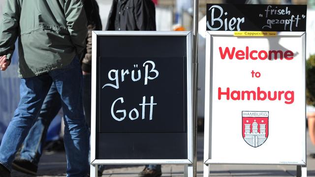 Ein Kiosk am Rathaus wirbt am 01.05.2013 in Hamburg mit einem "Grüß Gott" um Gäste.