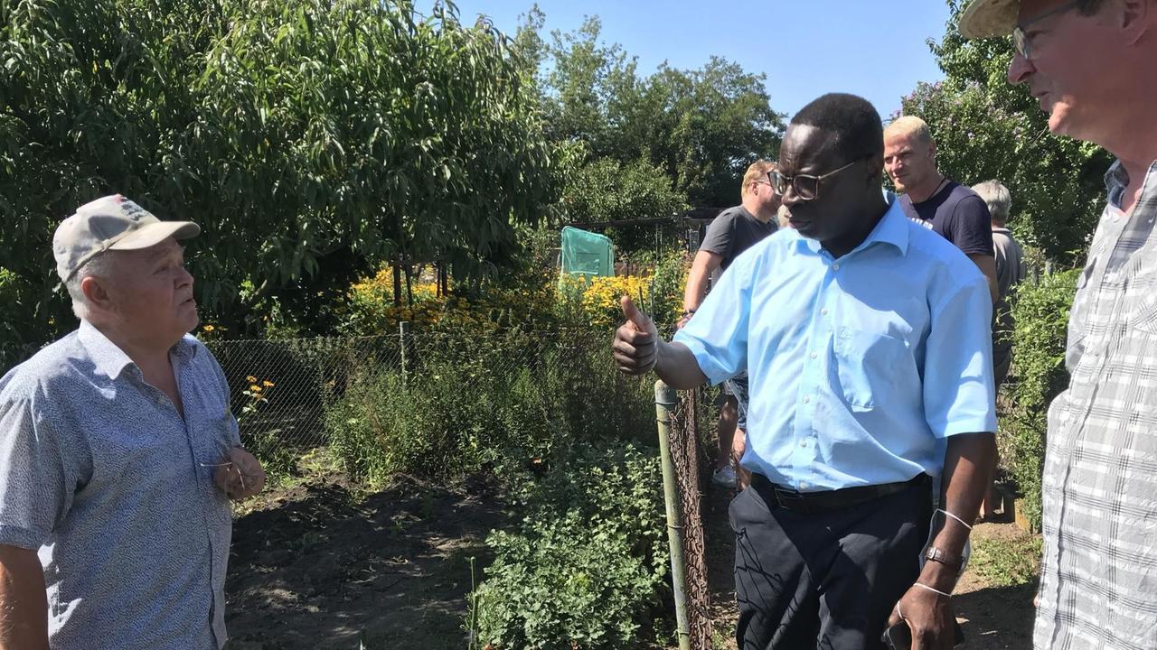 Der SPD-Bundestagsabgeordnete Karamba Diaby aus Halle besucht die Kleingartenanlage "Grüner Winkel" im Süden der Stadt Der SPD-Bundestagsabgeordnete Karamba Diaby aus Halle besucht die Kleingartenanlage "Grüner Winkel" im Süden der Stadt