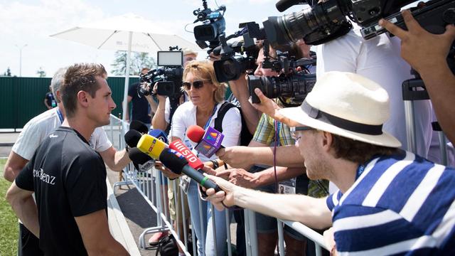 Beim Confed Cup 2017 spricht Miroslav Klose vom DFB-Trainerteam mit Journalisten.