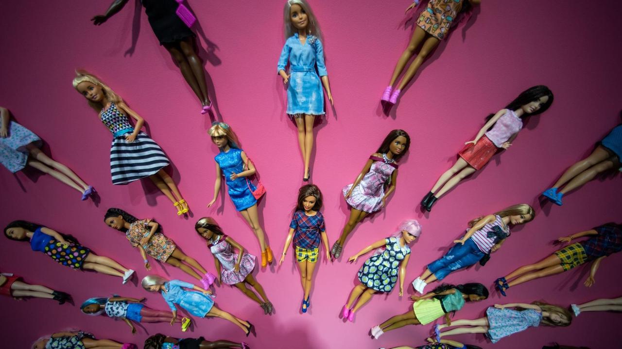 Barbie-Puppen hängen während der Spielwarenmesse in Nürnberg zu Präsentations-Zwecken an einer Wand am Stand von Mattel. 