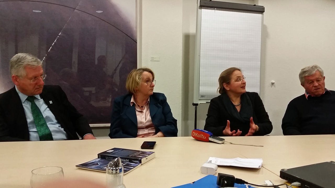 Von links nach rechts: Hans-Jochen Schwiewer, Rektor der Uni Freiburg, Theresia Bauer, Wissenschaftsministerin BW, Letizia Paoli und Gerhardt Treutlein von der Evaluierungskommission Von links nach rechts: Hans-Jochen Schwiewer, Rektor der Uni Freiburg, Theresia Bauer, Wissenschaftsministerin BW, Letizia Paoli und Gerhardt Treutlein von der Evaluierungskommission