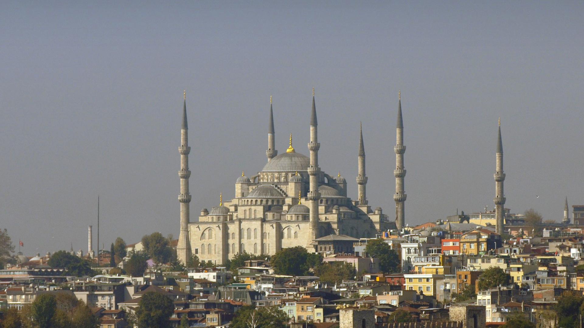 Die Sultan Ahmet-Moschee im europäischen Teil von Istanbul Die Sultan Ahmet-Moschee im europäischen Teil von Istanbul