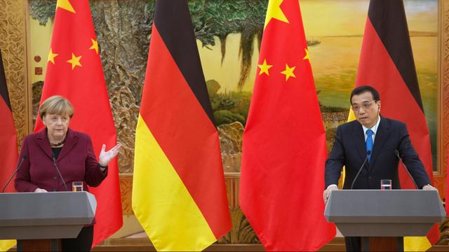 Bundeskanzlerin Angela Merkel (l, CDU) und der Ministerpräsident von China, Li Keqiang (KP), geben in Peking in der Großen Halle des Volkes eine Pressekonferenz.
