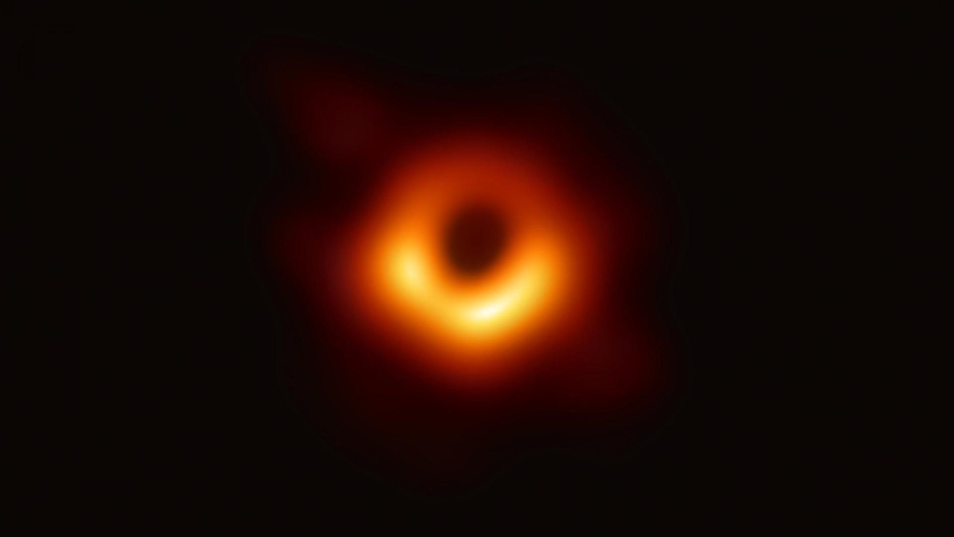 Das gelb-rot eingefärbte Bild des Schwarzen Lochs im Zentrum der Galaxie M87