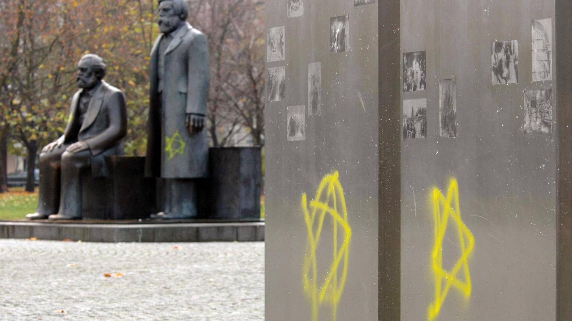 Zwei gelbe Davidsterne sind an eine Stele am Marx-Engels-Forum in Berlin geschmiert Zwei gelbe Davidsterne sind an eine Stele am Marx-Engels-Forum in Berlin geschmiert