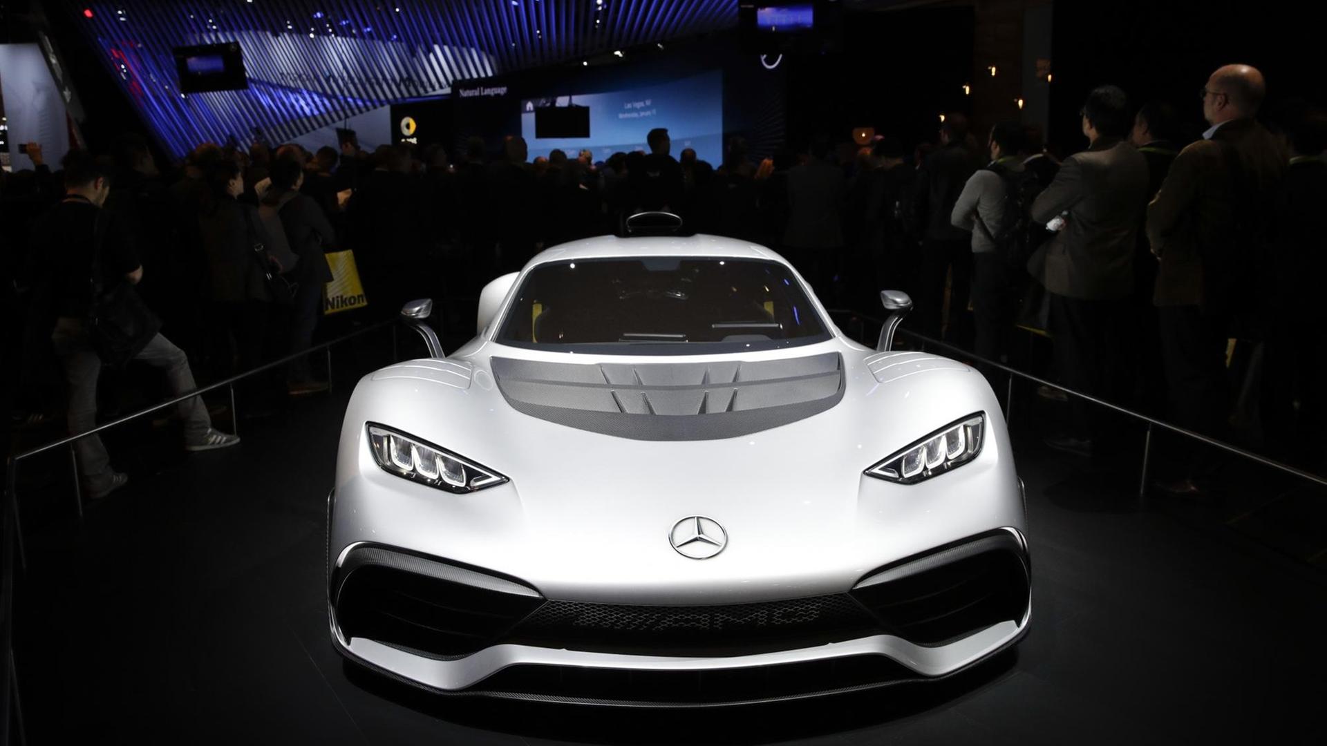 Technik-Messe CES am 09.01.2018 in Las Vegas (USA). Ein Einschub-Hybrid-AMG-Sportwagen von Mercedes wird den Messebesuchern präsentiert. Technik-Messe CES am 09.01.2018 in Las Vegas (USA). Ein Einschub-Hybrid-AMG-Sportwagen von Mercedes wird den Messebesuchern präsentiert.