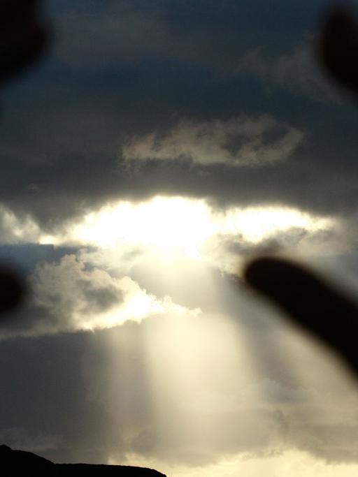 Sonnenstrahlen am Ende des Tages