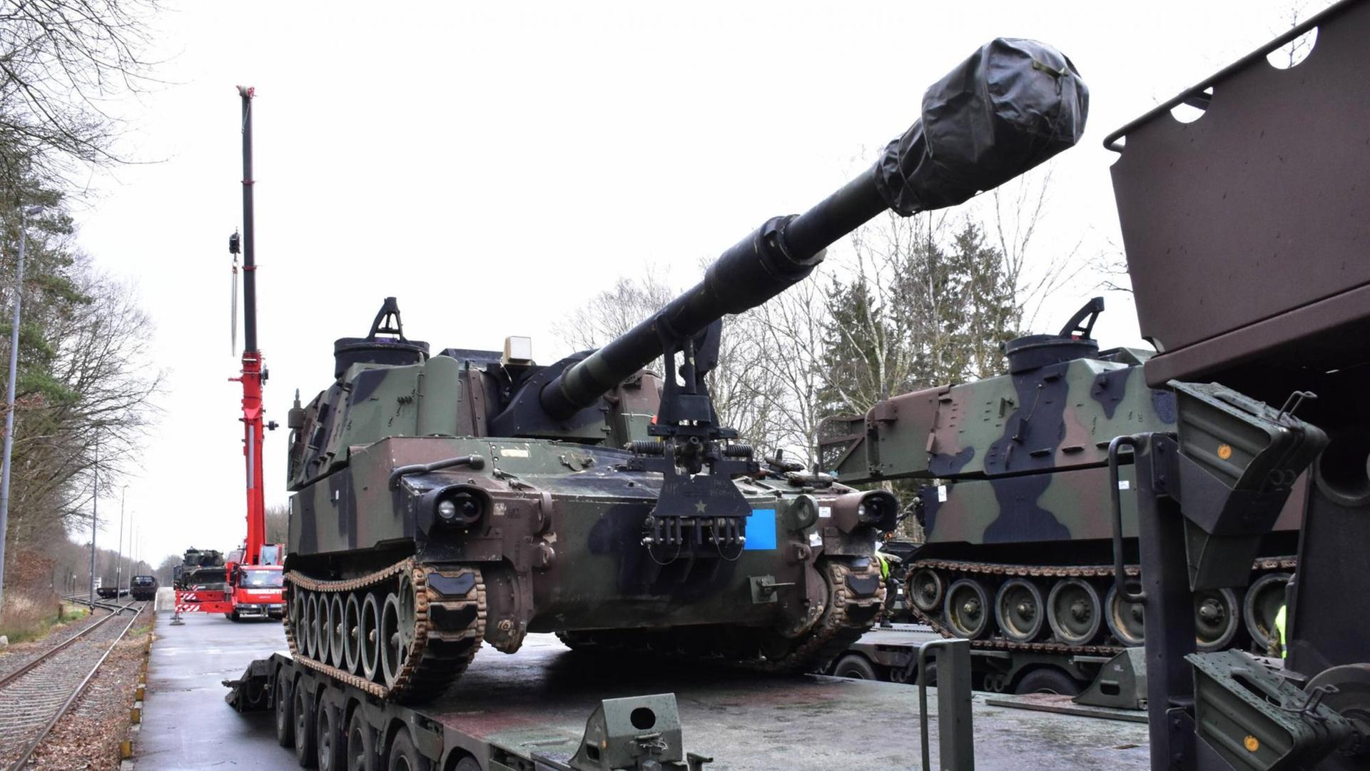 Eine Panzerhaubitze M 109 A7 Paladine wird im Februar 2020 für die Übung Defender Europe 20 im Bahnhof Bergen verladen. Eine Panzerhaubitze M 109 A7 Paladine wird im Februar 2020 für die Übung Defender Europe 20 im Bahnhof Bergen verladen.