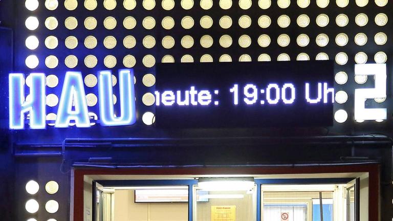 Erleuchteter Eingang des HAU2 am Abend. Erleuchteter Eingang des HAU2 am Abend.