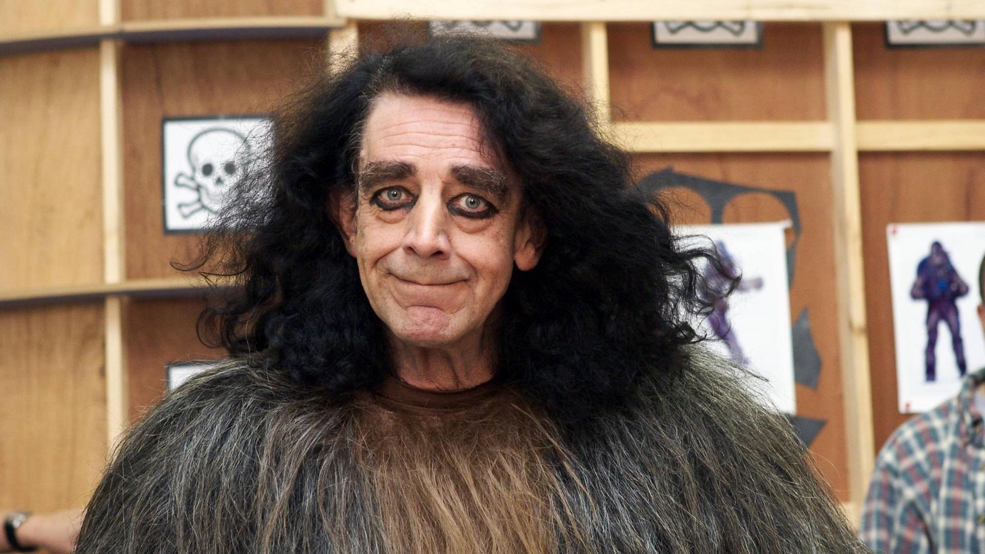 Der Schauspieler Peter Mayhew in dem Kostüm des Star-Wars-Charakters Chewbacca blickt 2005 in die Kamera. Der Schauspieler Peter Mayhew in dem Kostüm des Star-Wars-Charakters Chewbacca blickt 2005 in die Kamera.