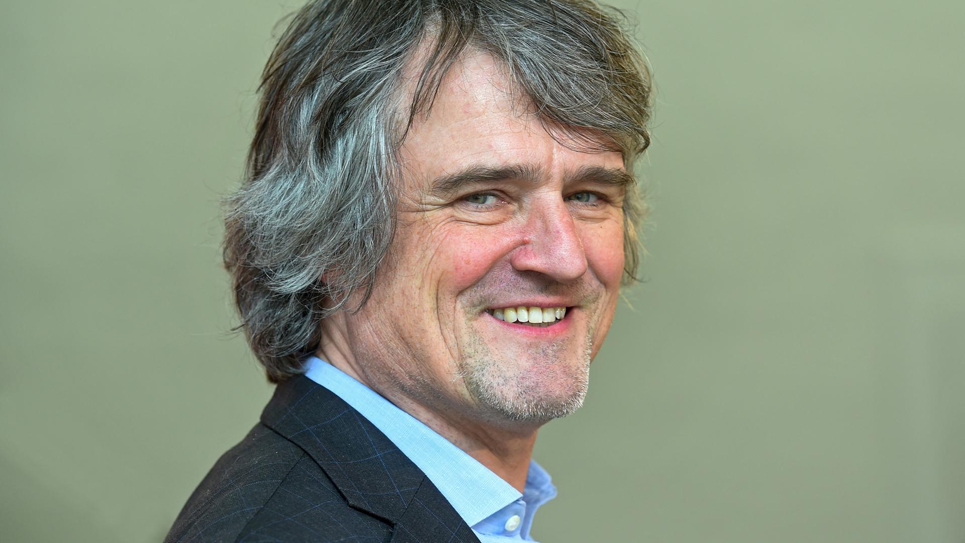 Ingo Metzmacher blickt am 26.01.2016 während einer Pressekonferenz zu den Kunstfestspielen Herrenhausen 2016 in Hannover (Niedersachsen) in die Kamera. Ingo Metzmacher blickt am 26.01.2016 während einer Pressekonferenz zu den Kunstfestspielen Herrenhausen 2016 in Hannover (Niedersachsen) in die Kamera.