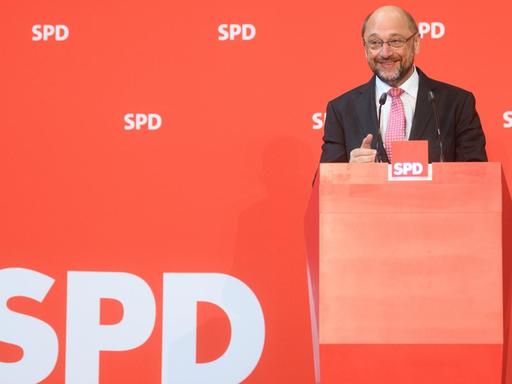 Martin Schulz (SPD), Präsident des Europäischen Parlamentes, spricht am 19.09.2016 bei einer Pressekonferenz beim SPD-Parteikonvent im CongressPark in Wolfsburg (Niedersachsen). Die SPD legt auf einem kleinem Parteitag ihre Haltung zum umstrittenen EU-Handelsabkommen Ceta mit Kanada fest. Foto: Julian Stratenschulte/dpa |