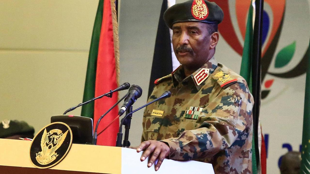 Abdel-Fattah Al-Burhan spricht während der Zeremonie zur Unterzeichnung der der politischen und verfassungsrechtlichen Erklärung für den Sudan 2019 Abdel-Fattah Al-Burhan spricht während der Zeremonie zur Unterzeichnung der der politischen und verfassungsrechtlichen Erklärung für den Sudan 2019