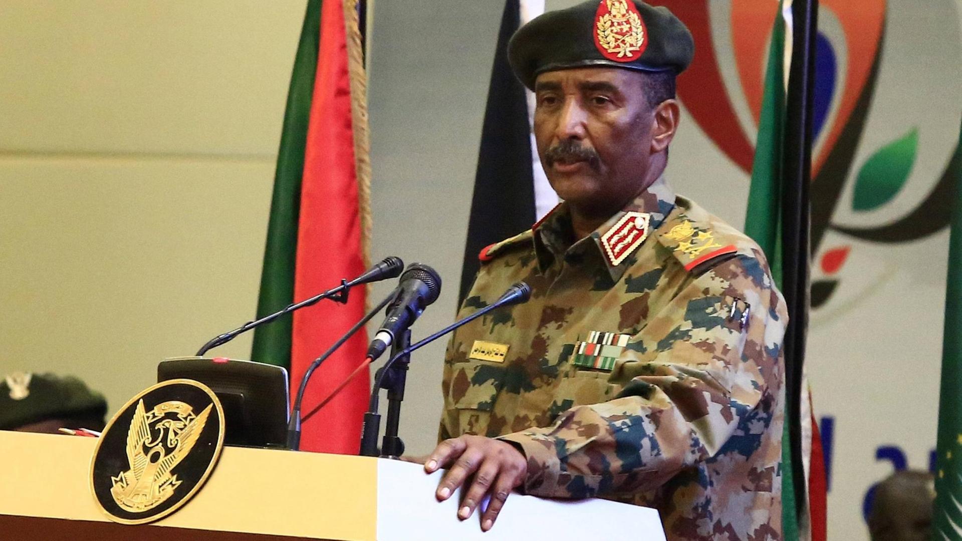 Abdel-Fattah Al-Burhan spricht während der Zeremonie zur Unterzeichnung der der politischen und verfassungsrechtlichen Erklärung für den Sudan 2019 Abdel-Fattah Al-Burhan spricht während der Zeremonie zur Unterzeichnung der der politischen und verfassungsrechtlichen Erklärung für den Sudan 2019