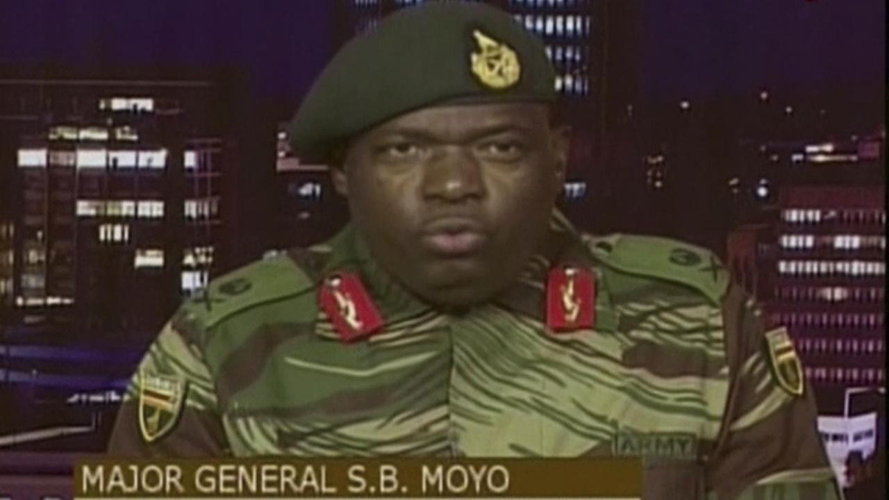 Das Standbild eines Videos zeigt Simbabwes Generalmajor Sibusiso Moyo am 15.11.2017 in einer Ansprache im staatlichen Fernsehen. Das Militär hat im Kampf um Präsident Mugabes Nachfolge nach eigenen Angaben zeitweise die Kontrolle über Simbabawe übernommen. Es handle sich jedoch nicht um einen Militärputsch, betonte Moyo. Es gehe darum, Verbrecher in Mugabes Umfeld zur Strecke zu bringen. Das Standbild eines Videos zeigt Simbabwes Generalmajor Sibusiso Moyo am 15.11.2017 in einer Ansprache im staatlichen Fernsehen. Das Militär hat im Kampf um Präsident Mugabes Nachfolge nach eigenen Angaben zeitweise die Kontrolle über Simbabawe übernommen. Es handle sich jedoch nicht um einen Militärputsch, betonte Moyo. Es gehe darum, Verbrecher in Mugabes Umfeld zur Strecke zu bringen.