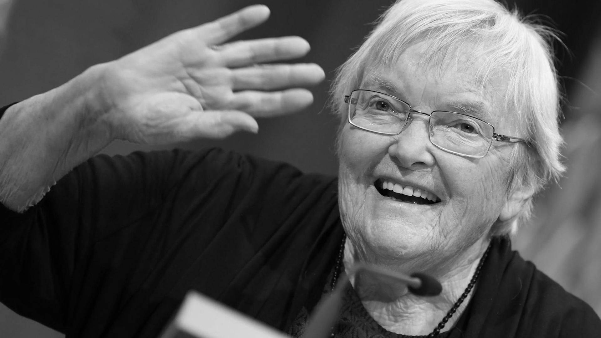 Die Autorin Gudrun Pausewang winkt am 13.10.2017 bei der Verleihung des Deutschen Jugendliteraturpreises 2017 auf der Buchmesse in Frankfurt am Main (Hessen). Die Autorin Gudrun Pausewang winkt am 13.10.2017 bei der Verleihung des Deutschen Jugendliteraturpreises 2017 auf der Buchmesse in Frankfurt am Main (Hessen).