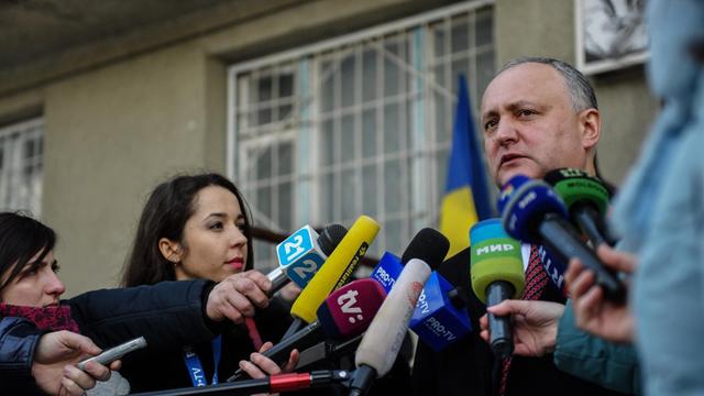 Igor Dodon, Präsident der Republik Moldau, spricht nach dem Verlassen des Wahllokals mit Medienvertretern