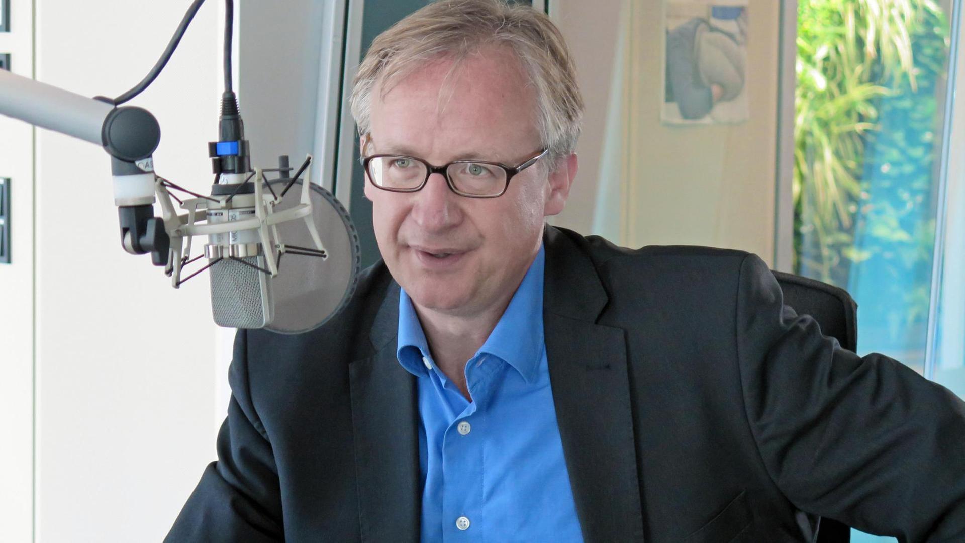 Der Politikwissenschaftler und Publizist Albrecht von Lucke sitzt im Studio von Deutschlandfunk Kultur. Der Politikwissenschaftler und Publizist Albrecht von Lucke sitzt im Studio von Deutschlandfunk Kultur.