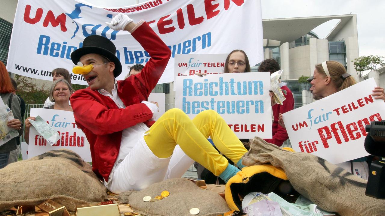 Menschen demonstrieren im August 2012 in Berlin für eine stärkere Besteuerung von Reichtum. 
