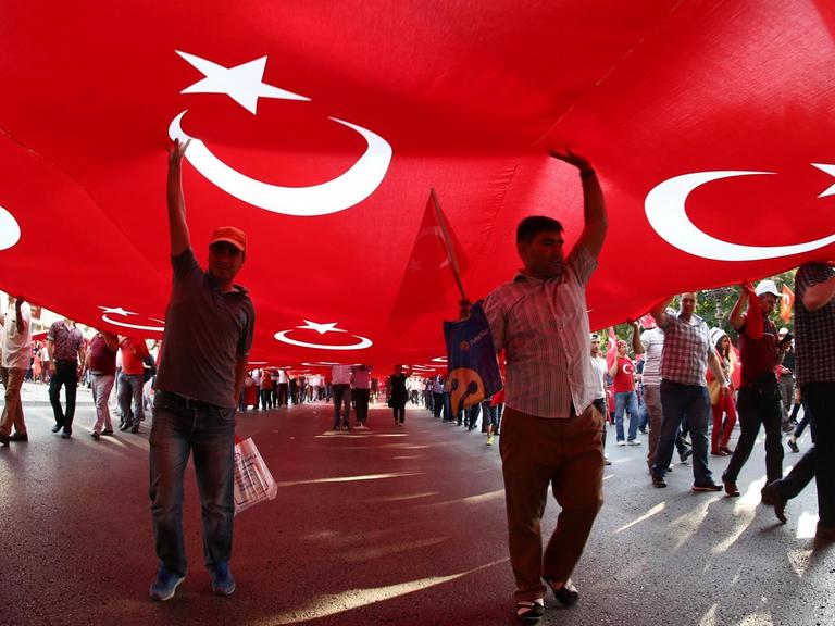 Tausende Menschen protestieren gegen Terror und Gewalt in Ankara.