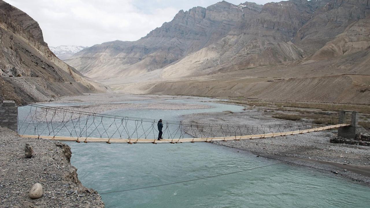 Brücke über einen See im Pin-Tal in Spiti, im indischen Himachal Pradesh.