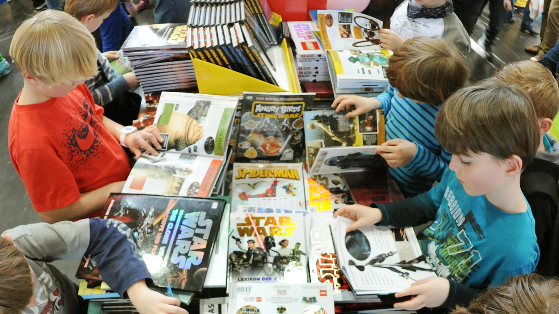 Auf der Buchmesse in Leipzig schauen sich Besucher in der Kinderbuchhandlung Bücher an, aufgenommen am 17.03.2013.