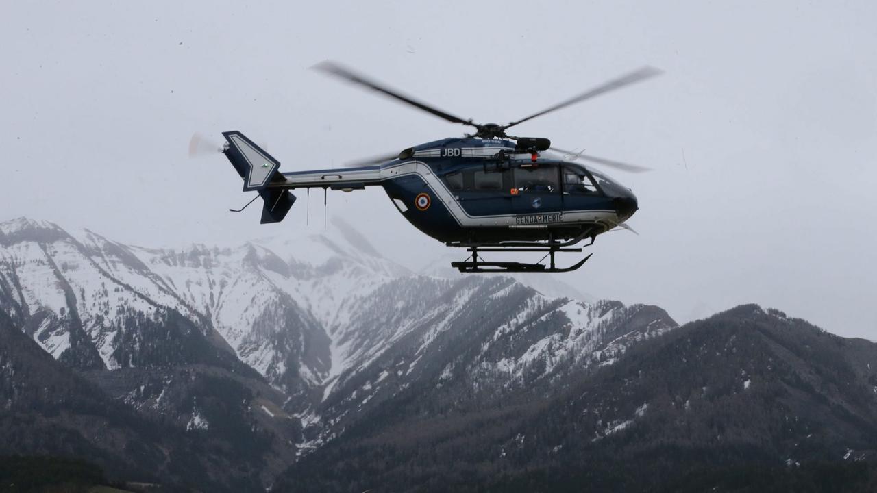 Ein Hubschrauber der Gendarmerie in der Nähe der Germanwings-Unglücksstelle in Südfrankreich Ein Hubschrauber der Gendarmerie in der Nähe der Germanwings-Unglücksstelle in Südfrankreich