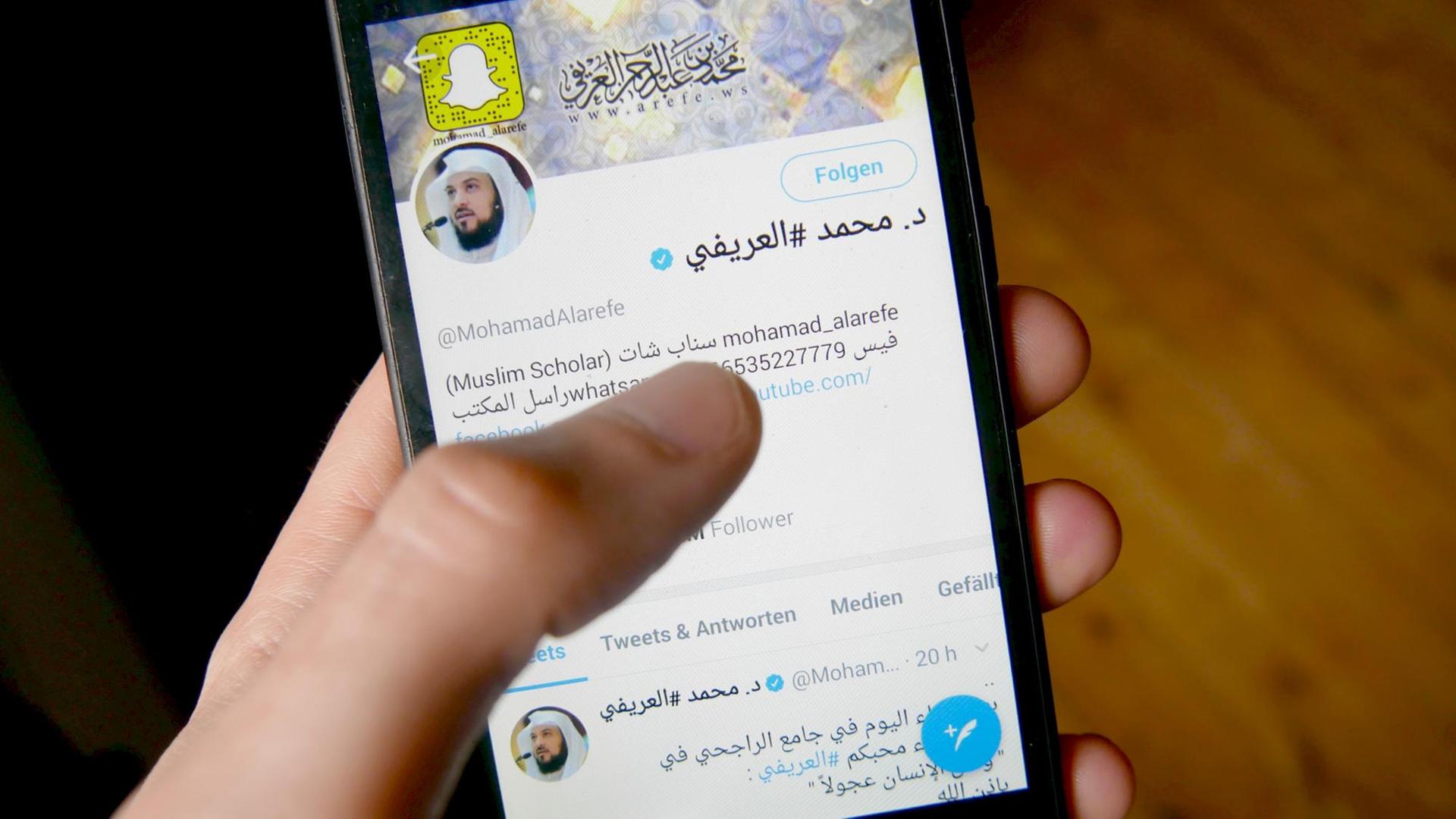 Auf einem Smartphone-Bildschirm ist der Twitter-Kanal von Al-Arifi zu sehen Auf einem Smartphone-Bildschirm ist der Twitter-Kanal von Al-Arifi zu sehen
